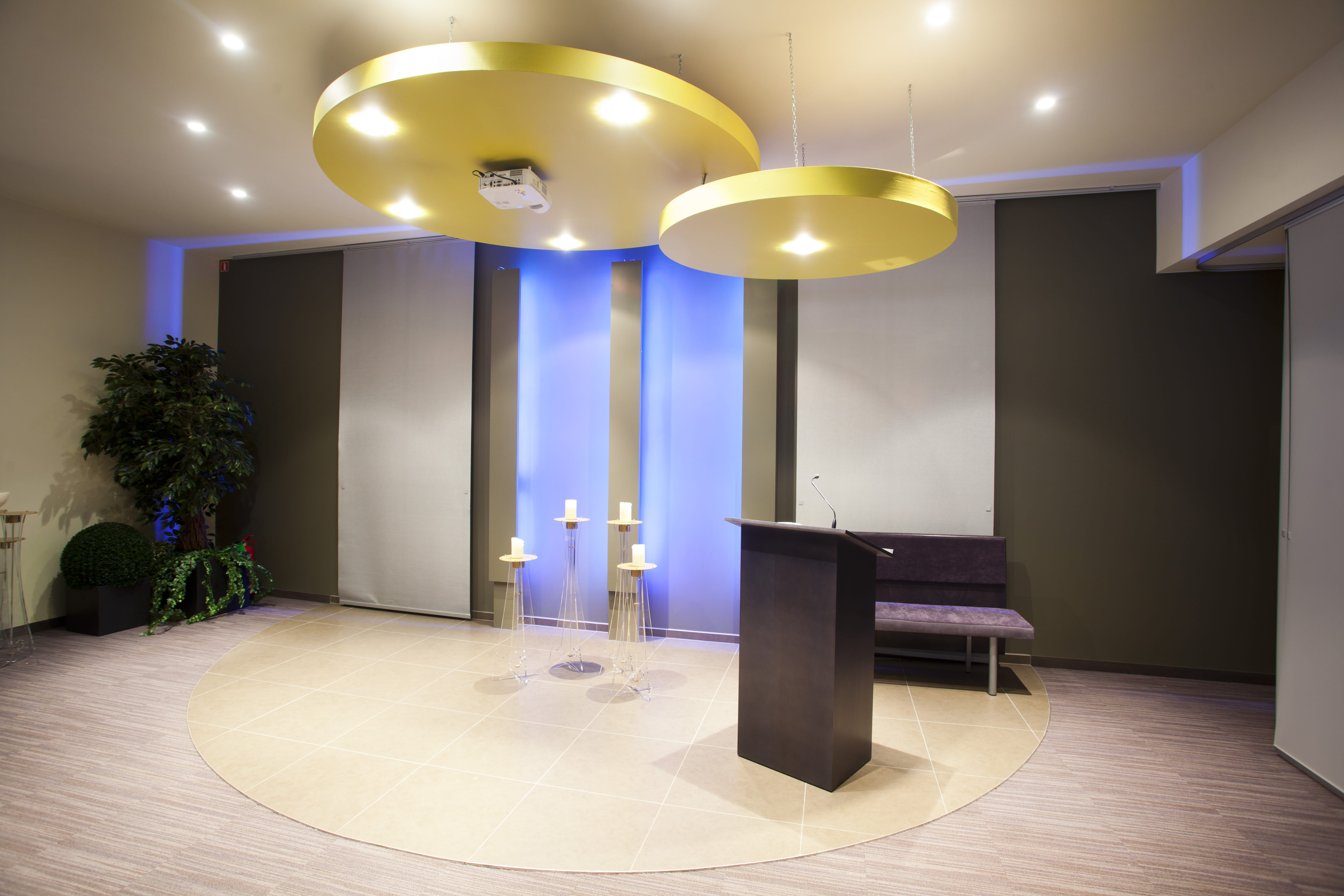 Ontvangstruimte met grote ronde lampen aan het plafond